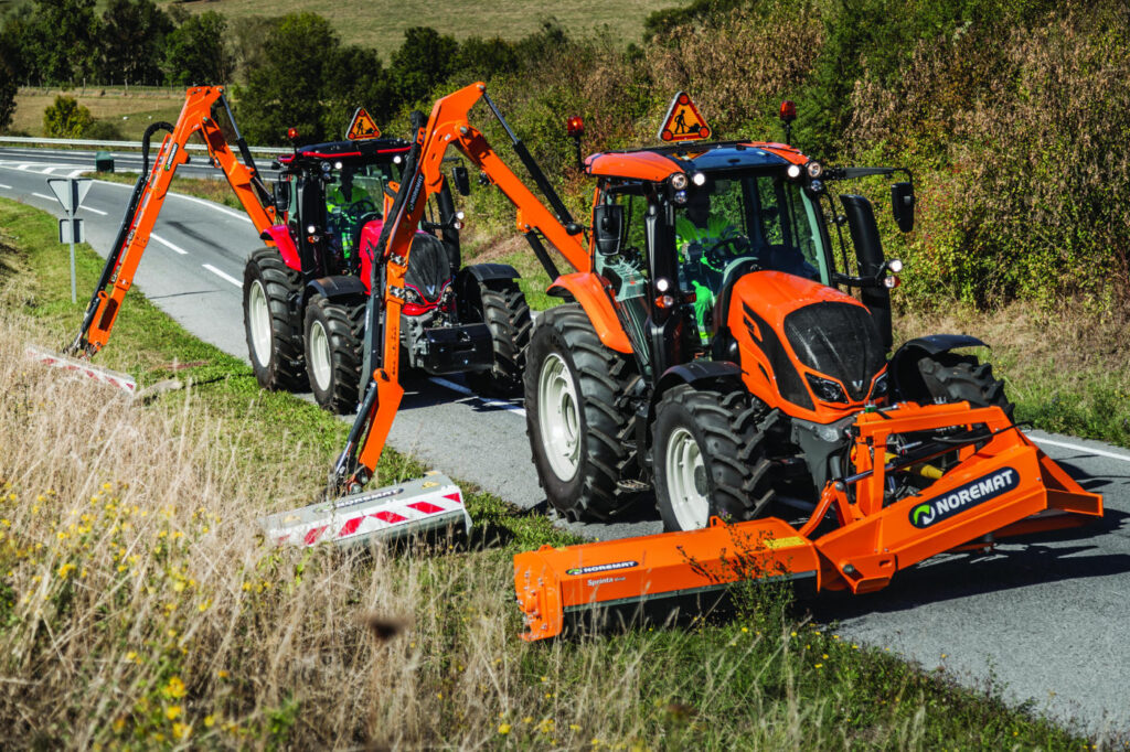 Valtra N beim Mähen der Böschung